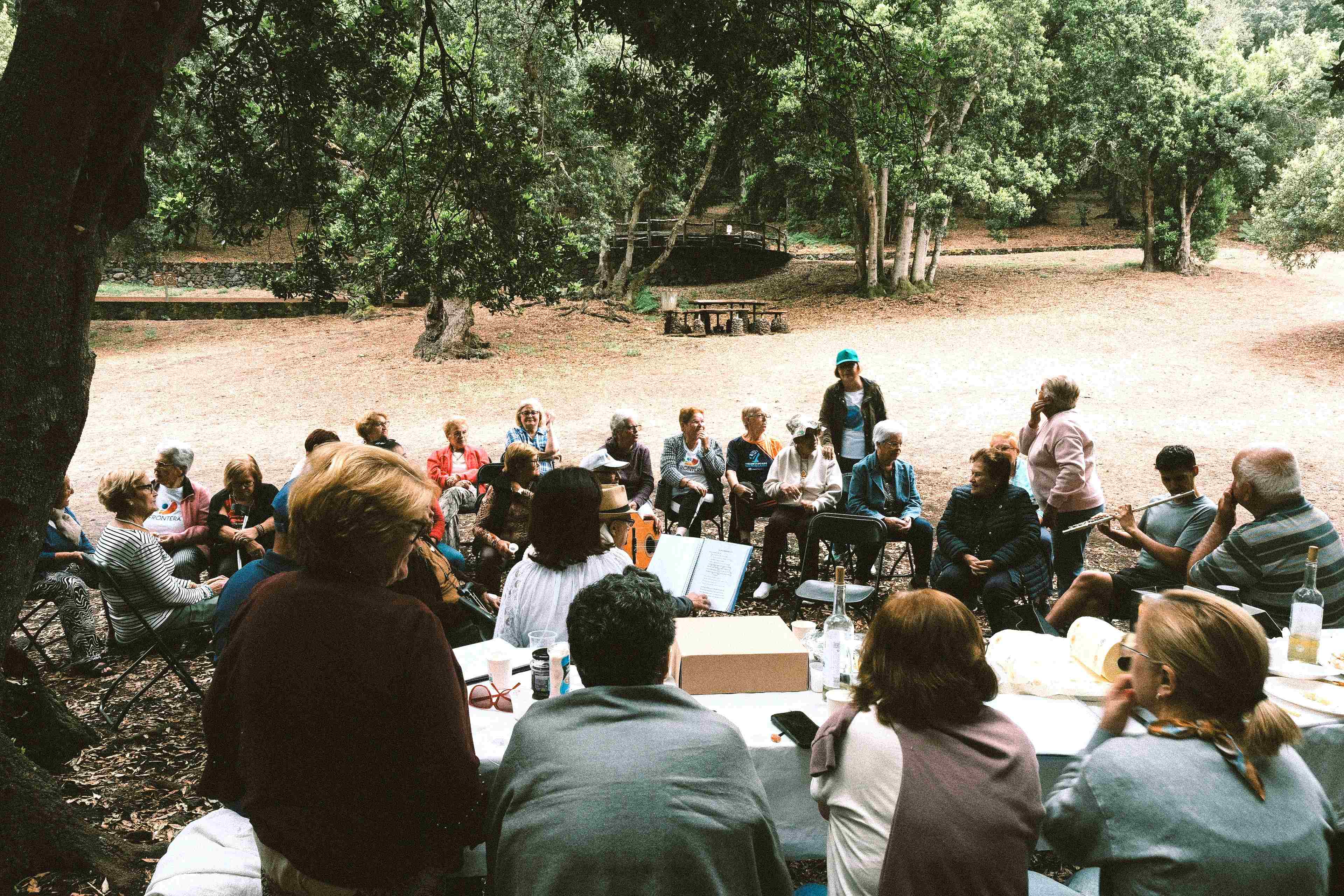 Medio centenar de mayores disfrutan de una jornada de convivencia en La Hoya del Pino